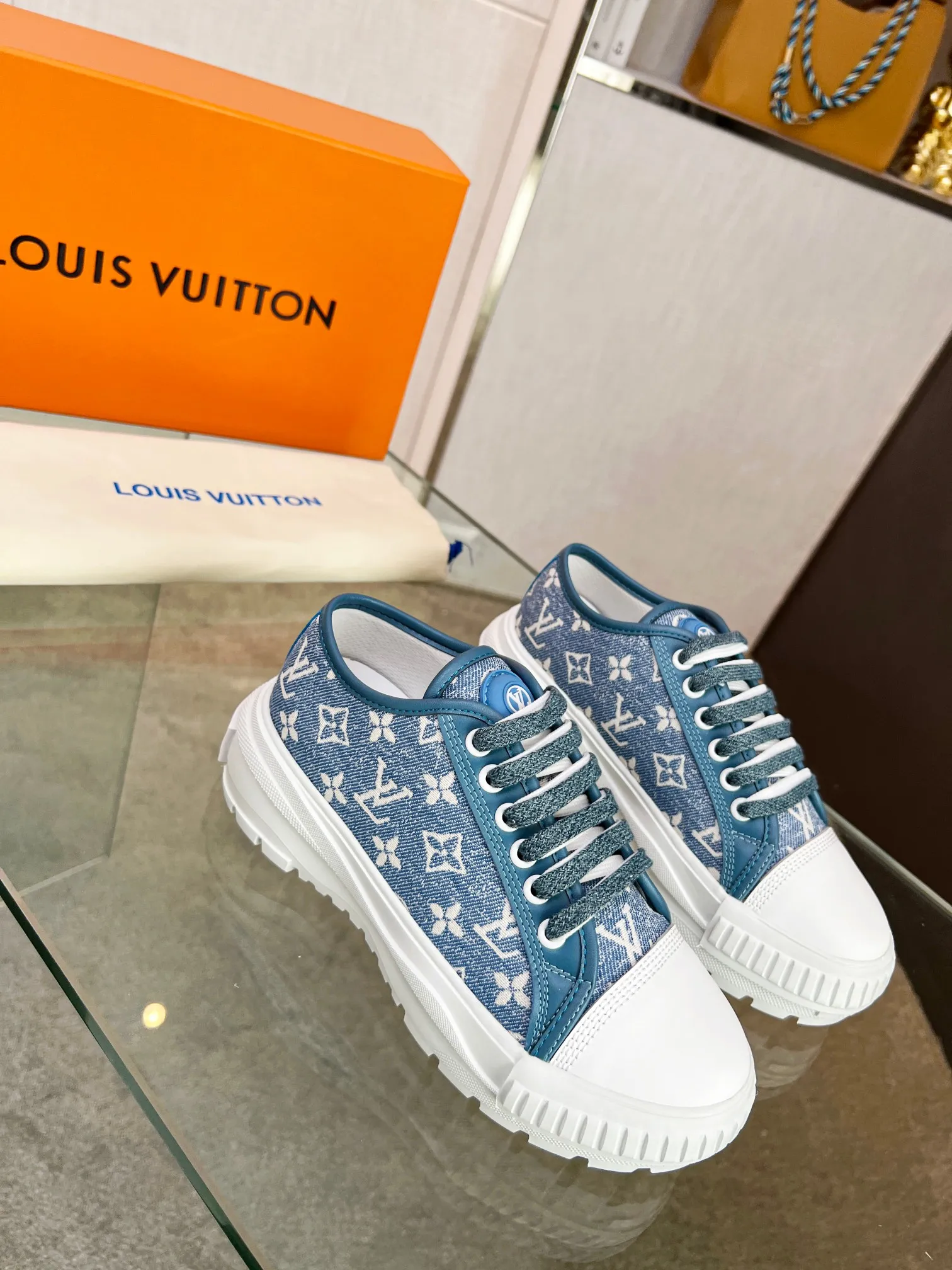 👟👟Ex-factory price 440👟👟 This LV Squad sneaker is made of Monogram denim to stretch out the midsummer comfort. The same color leather outlines the edges, the rubber LV Circle logo embellishes the tongue, and the thick yet lightweight rubber outsole upgrades the comfort again. Yardage: 35-41.